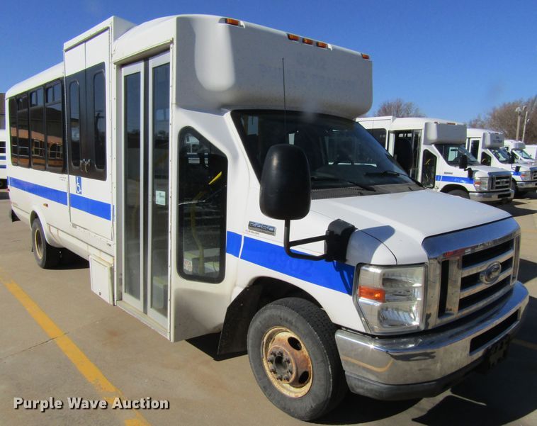 image for item GC9885 2009 Ford E450 Super Duty  shuttle bus