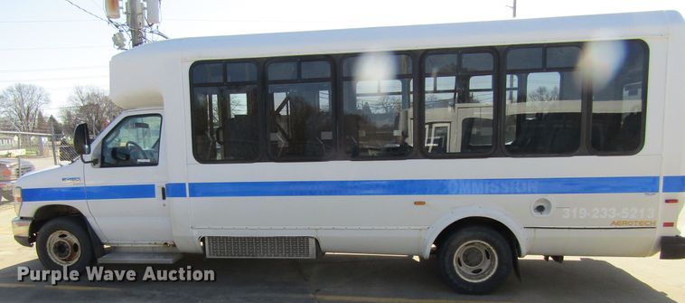 image for item GC9885 2009 Ford E450 Super Duty  shuttle bus