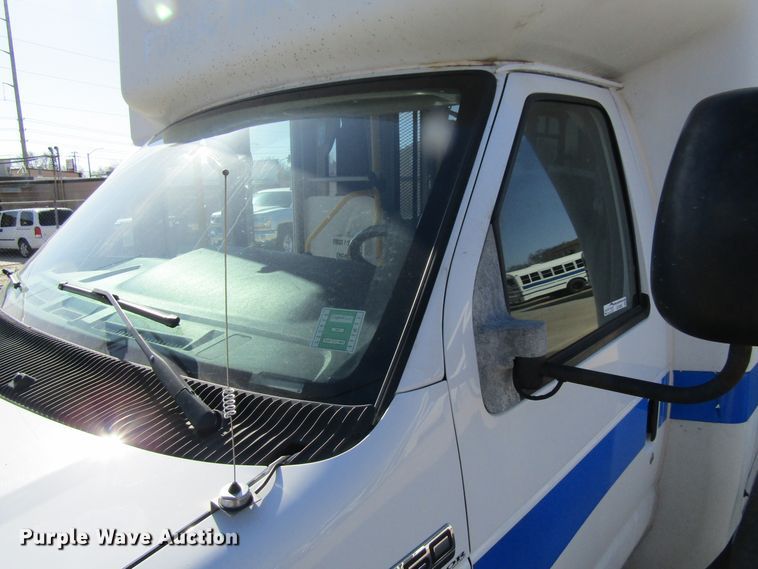 image for item GC9885 2009 Ford E450 Super Duty  shuttle bus