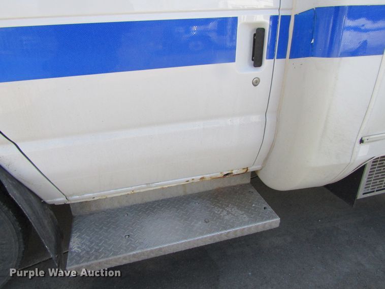 image for item GC9885 2009 Ford E450 Super Duty  shuttle bus