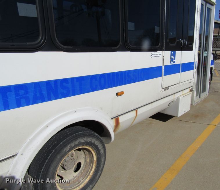 image for item GC9885 2009 Ford E450 Super Duty  shuttle bus