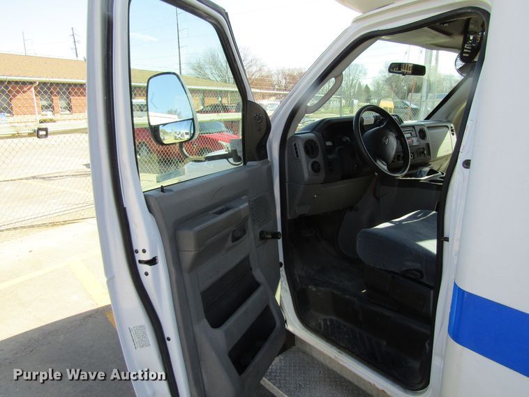 image for item GC9885 2009 Ford E450 Super Duty  shuttle bus