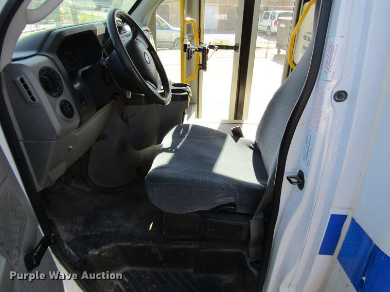 image for item GC9885 2009 Ford E450 Super Duty  shuttle bus