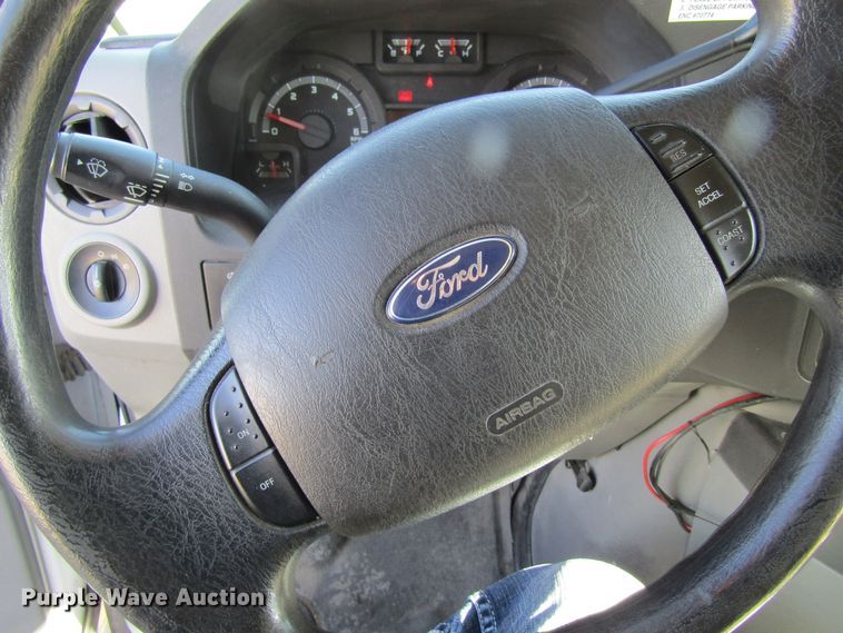 image for item GC9885 2009 Ford E450 Super Duty  shuttle bus