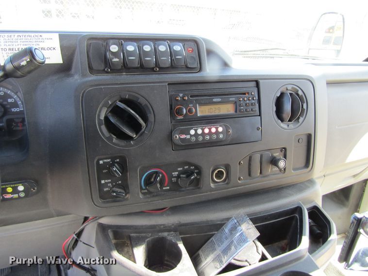 image for item GC9885 2009 Ford E450 Super Duty  shuttle bus
