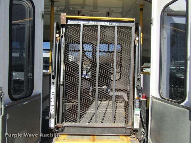 image for item GC9885 2009 Ford E450 Super Duty  shuttle bus