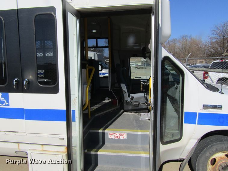 image for item GC9885 2009 Ford E450 Super Duty  shuttle bus