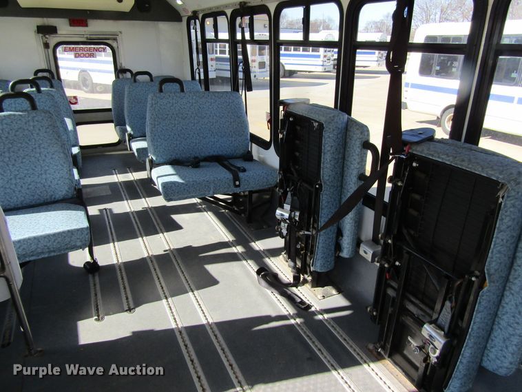 image for item GC9885 2009 Ford E450 Super Duty  shuttle bus