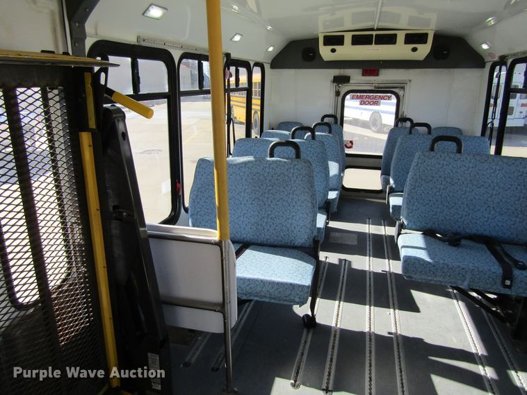 image for item GC9885 2009 Ford E450 Super Duty  shuttle bus