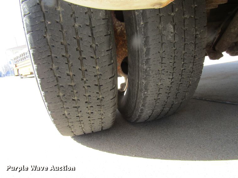 image for item GC9885 2009 Ford E450 Super Duty  shuttle bus