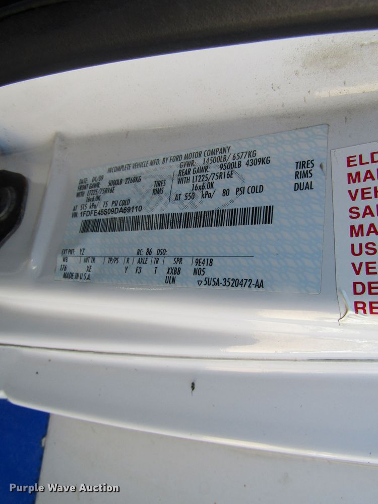 image for item GC9885 2009 Ford E450 Super Duty  shuttle bus