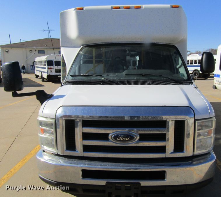 image for item GC9886 2009 Ford E450 Super Duty  shuttle bus