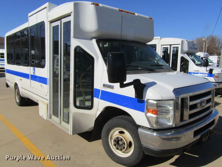 image for item GC9886 2009 Ford E450 Super Duty  shuttle bus