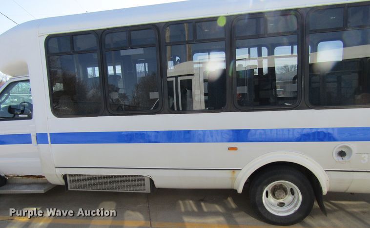 image for item GC9886 2009 Ford E450 Super Duty  shuttle bus