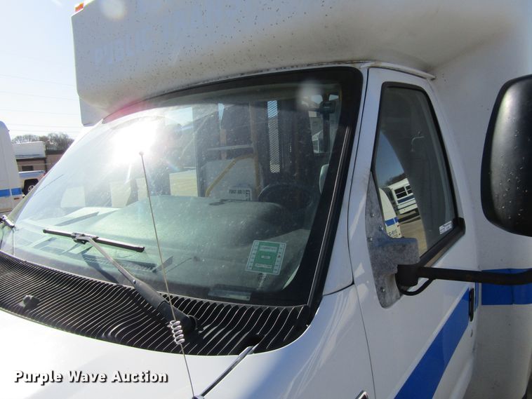 image for item GC9886 2009 Ford E450 Super Duty  shuttle bus