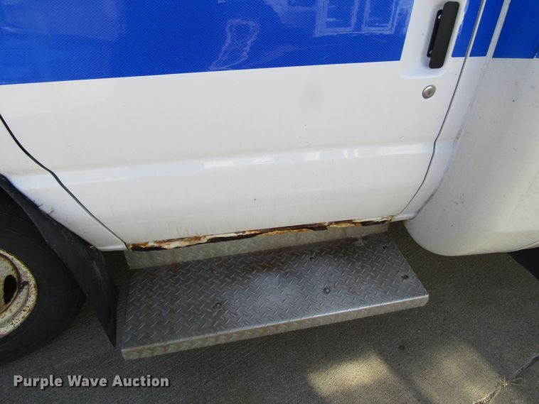 image for item GC9886 2009 Ford E450 Super Duty  shuttle bus