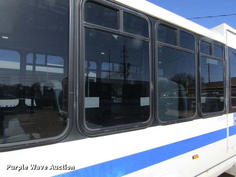 image for item GC9886 2009 Ford E450 Super Duty  shuttle bus