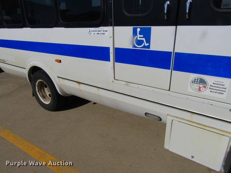 image for item GC9886 2009 Ford E450 Super Duty  shuttle bus