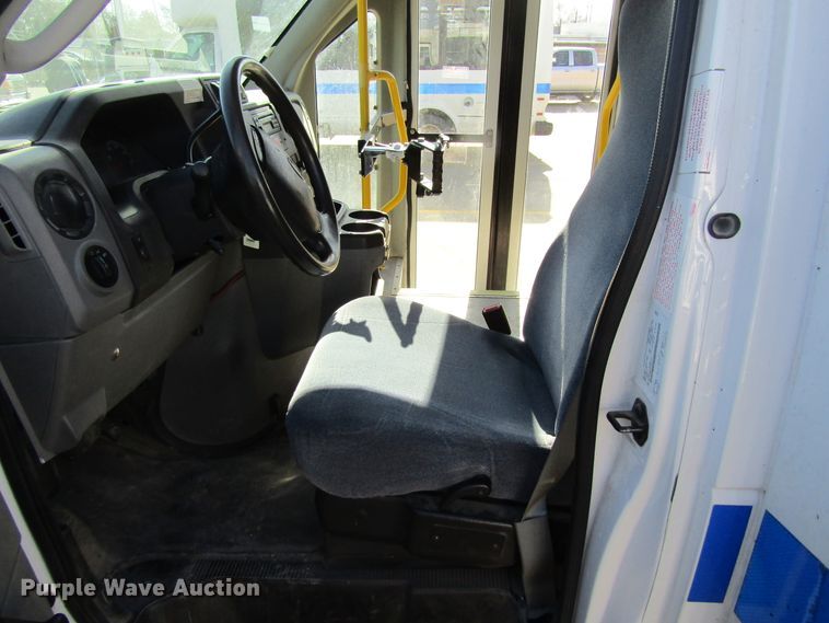 image for item GC9886 2009 Ford E450 Super Duty  shuttle bus