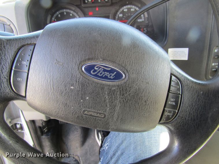 image for item GC9886 2009 Ford E450 Super Duty  shuttle bus