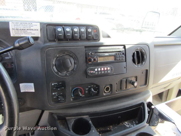 image for item GC9886 2009 Ford E450 Super Duty  shuttle bus