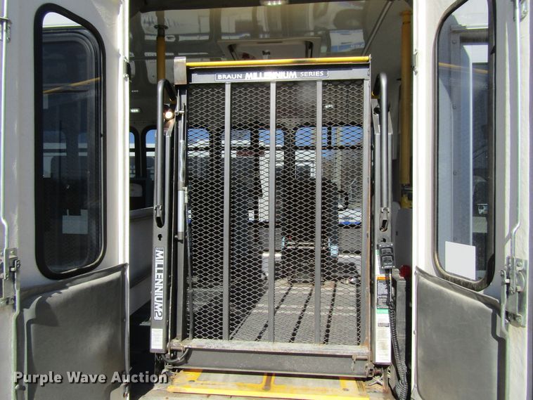 image for item GC9886 2009 Ford E450 Super Duty  shuttle bus