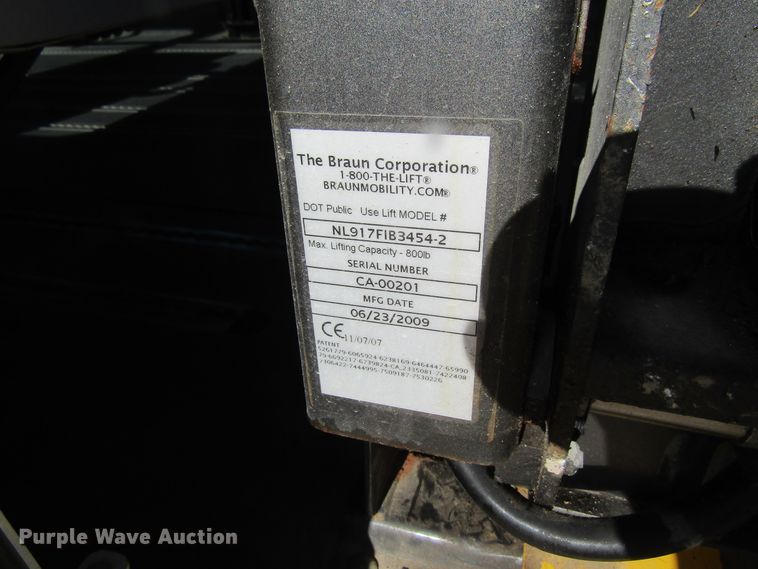 image for item GC9886 2009 Ford E450 Super Duty  shuttle bus