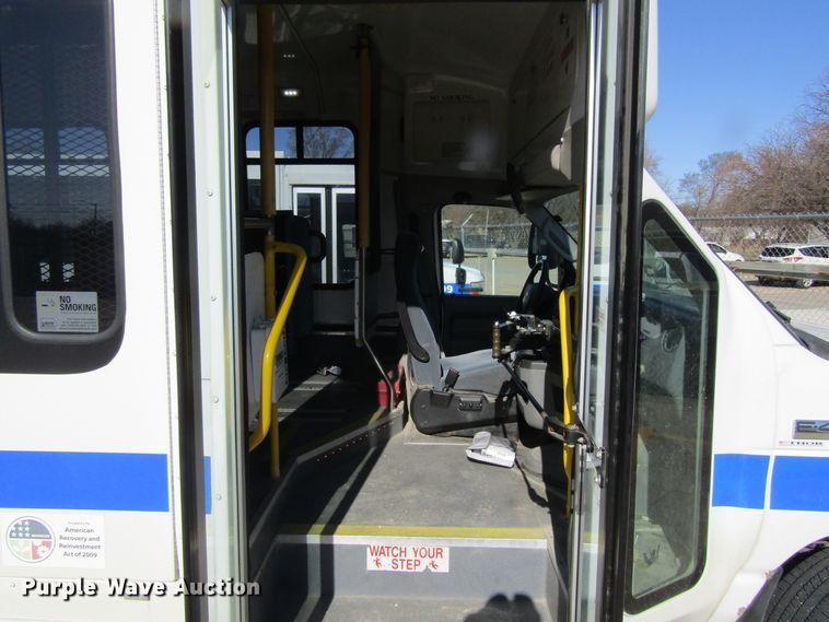 image for item GC9886 2009 Ford E450 Super Duty  shuttle bus