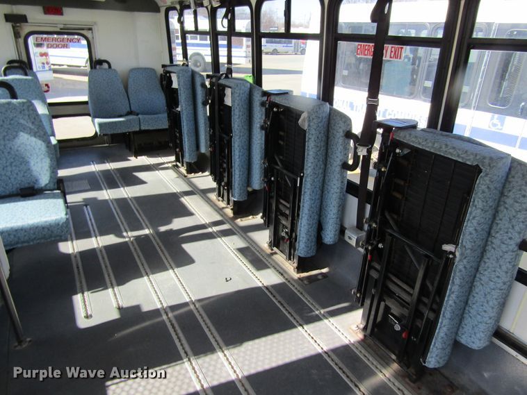 image for item GC9886 2009 Ford E450 Super Duty  shuttle bus