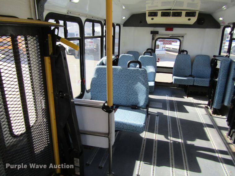 image for item GC9886 2009 Ford E450 Super Duty  shuttle bus