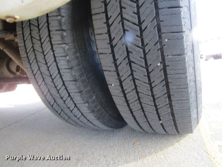 image for item GC9886 2009 Ford E450 Super Duty  shuttle bus