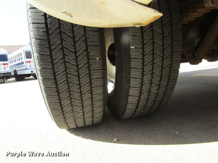 image for item GC9886 2009 Ford E450 Super Duty  shuttle bus