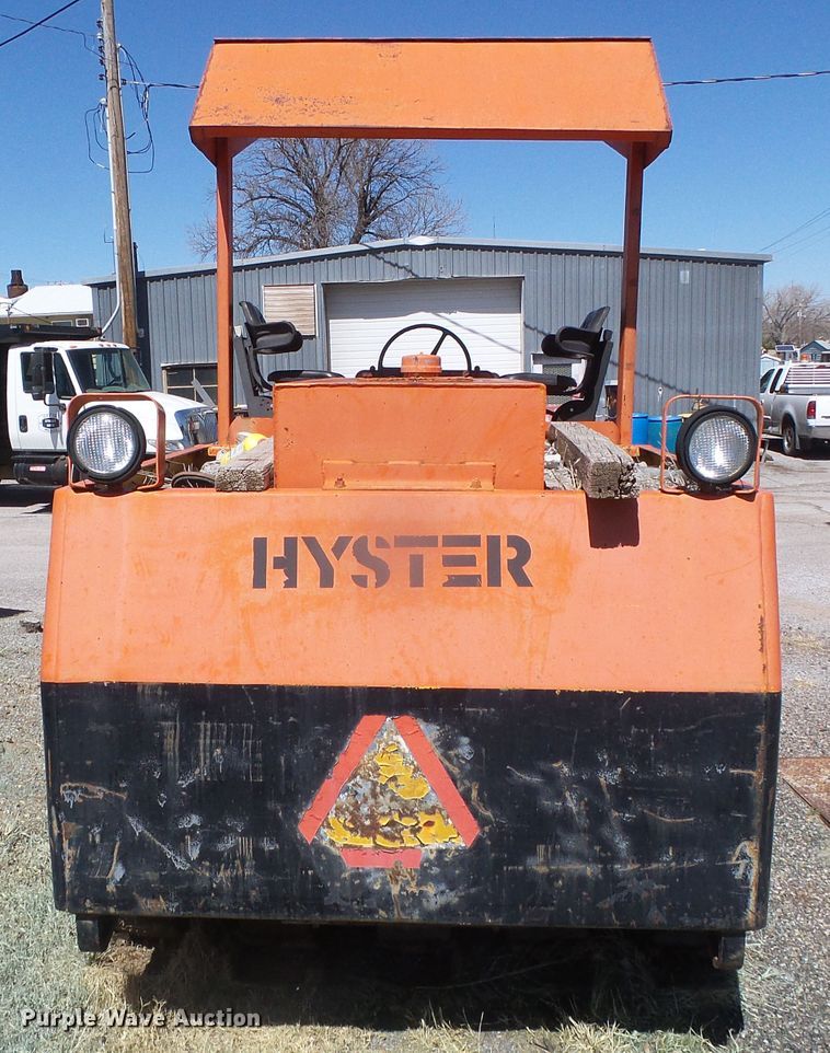 image for item GR9425 Hyster C530A  pneumatic roller