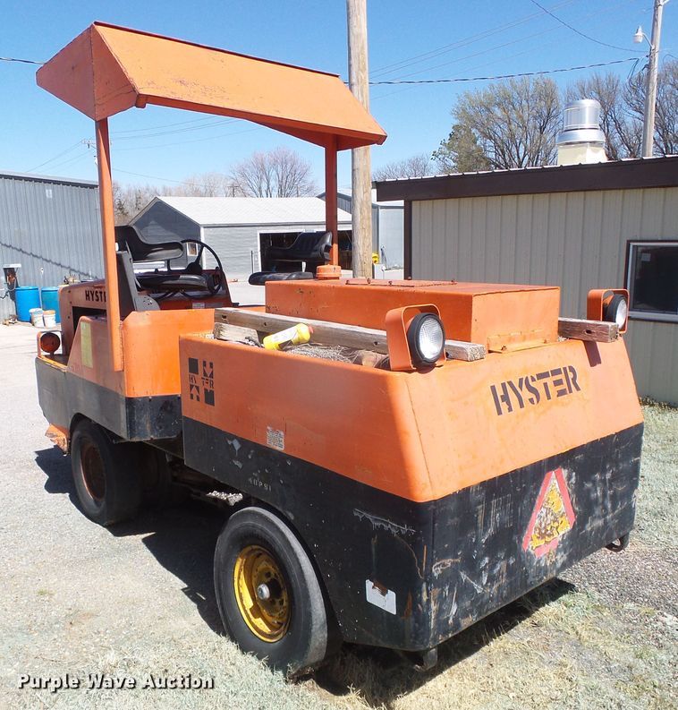 image for item GR9425 Hyster C530A  pneumatic roller