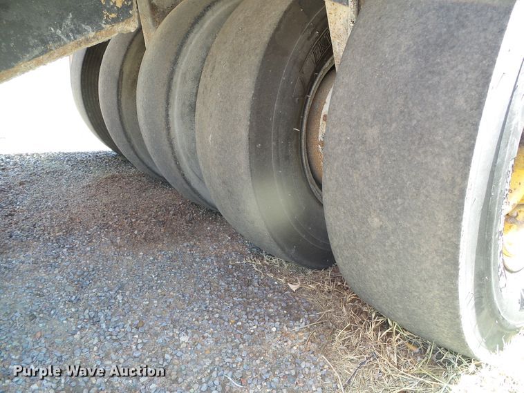 image for item GR9425 Hyster C530A  pneumatic roller