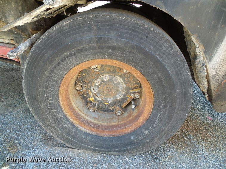 image for item GR9425 Hyster C530A  pneumatic roller