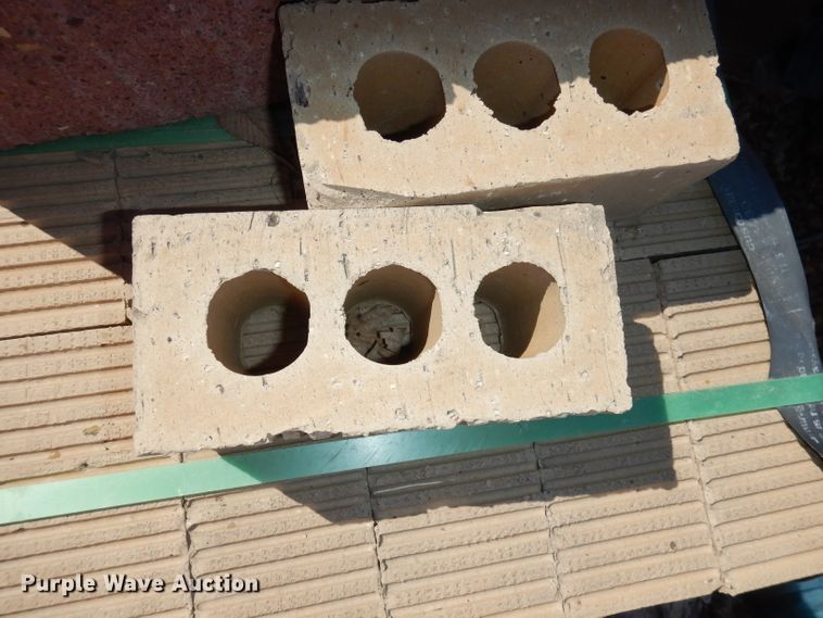 image for item HD9701 Approximately 900 three-hole bricks