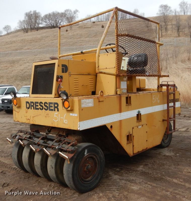 Dresser BZ6483 pneumatic roller in Sioux Falls, SD | Item HE9511 sold | Purple Wave