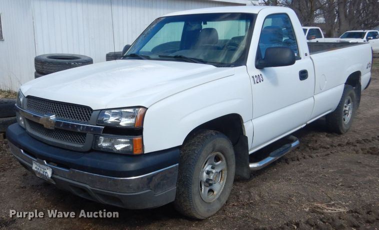 image for item HE9558 2004 Chevrolet Silverado 1500  pickup truck