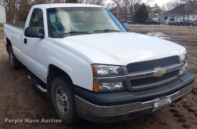 image for item HE9558 2004 Chevrolet Silverado 1500  pickup truck
