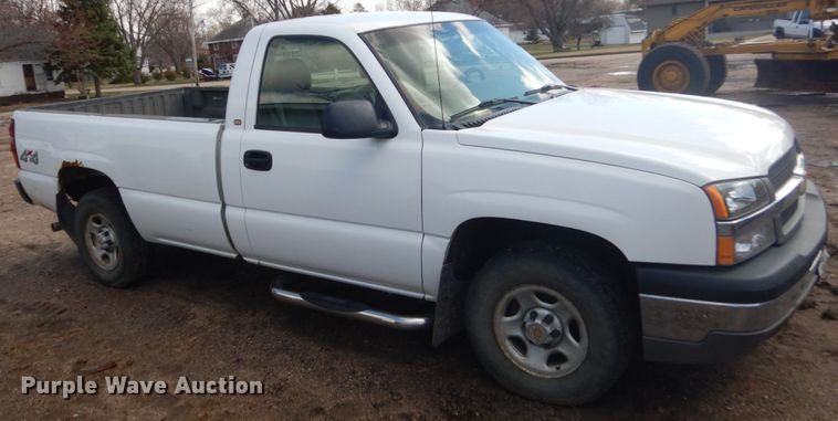 image for item HE9558 2004 Chevrolet Silverado 1500  pickup truck