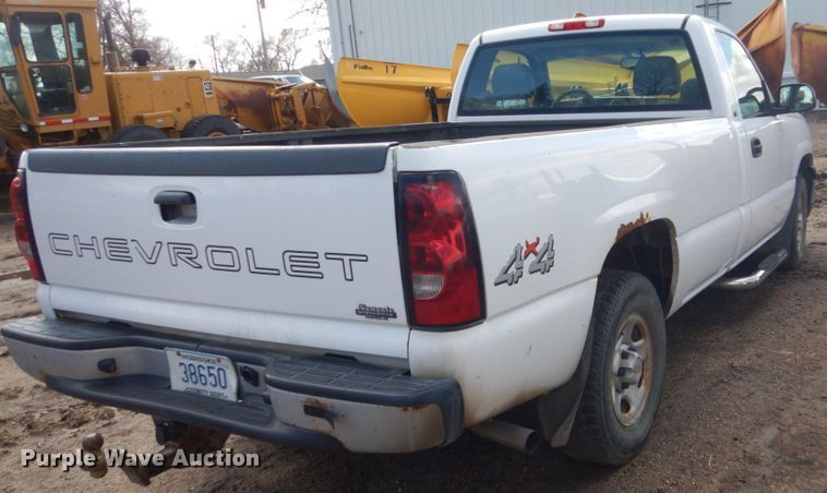 image for item HE9558 2004 Chevrolet Silverado 1500  pickup truck