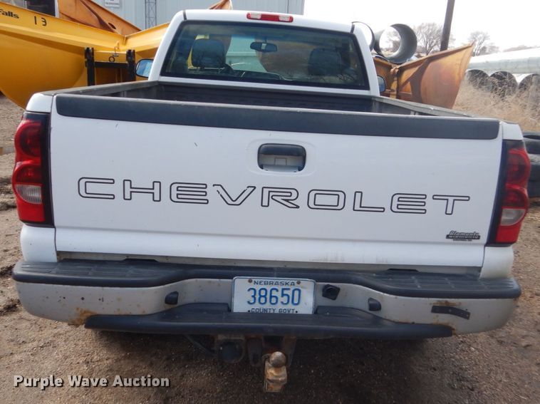 image for item HE9558 2004 Chevrolet Silverado 1500  pickup truck