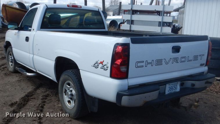 image for item HE9558 2004 Chevrolet Silverado 1500  pickup truck