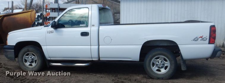 image for item HE9558 2004 Chevrolet Silverado 1500  pickup truck