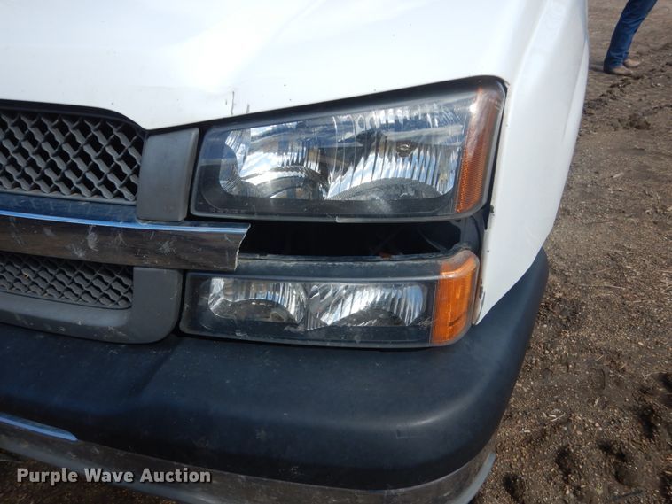 image for item HE9558 2004 Chevrolet Silverado 1500  pickup truck