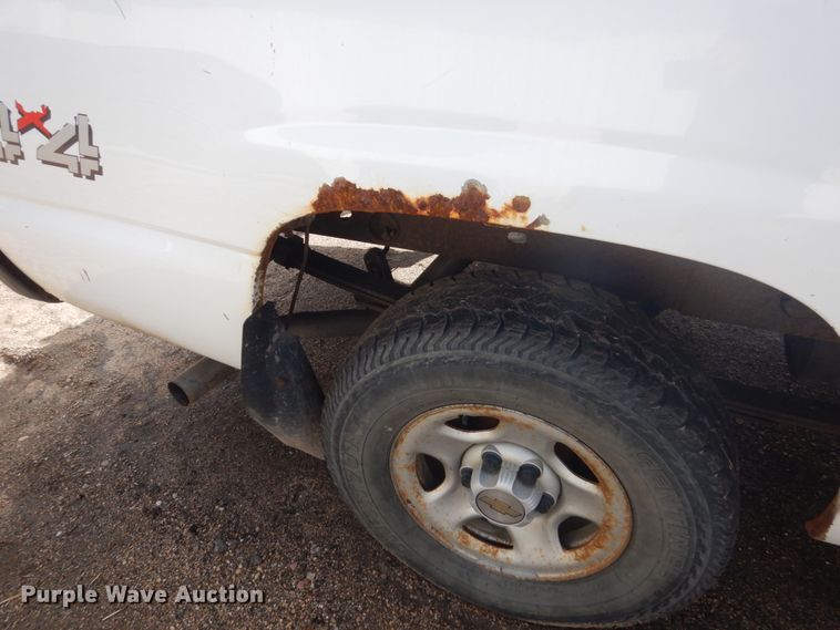 image for item HE9558 2004 Chevrolet Silverado 1500  pickup truck