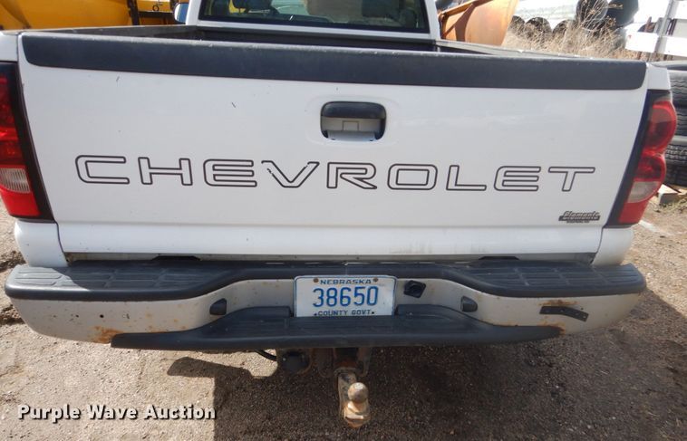 image for item HE9558 2004 Chevrolet Silverado 1500  pickup truck