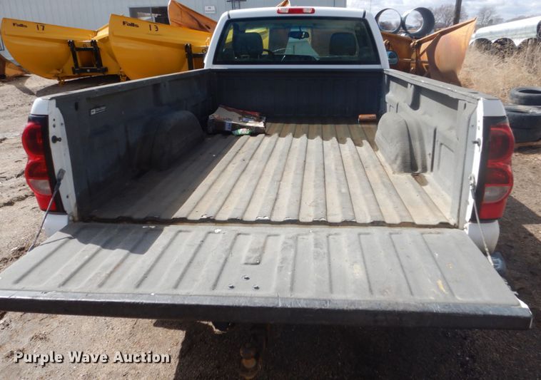 image for item HE9558 2004 Chevrolet Silverado 1500  pickup truck