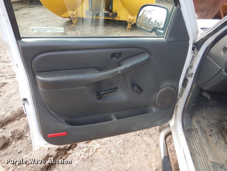 image for item HE9558 2004 Chevrolet Silverado 1500  pickup truck